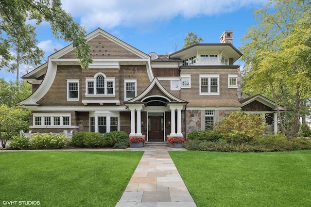 view of front facade featuring a front lawn