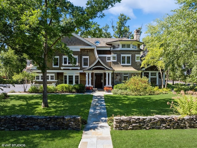 view of front of home featuring a front lawn