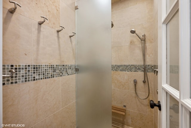 bathroom featuring tiled shower