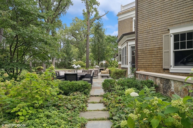 view of yard with a patio and an outdoor living space