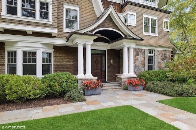 entrance to property featuring covered porch