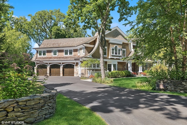 view of front of home featuring a front lawn and a garage