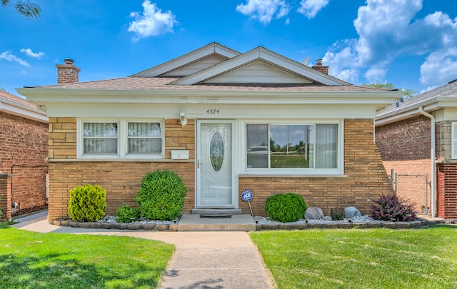 view of front facade featuring a front yard