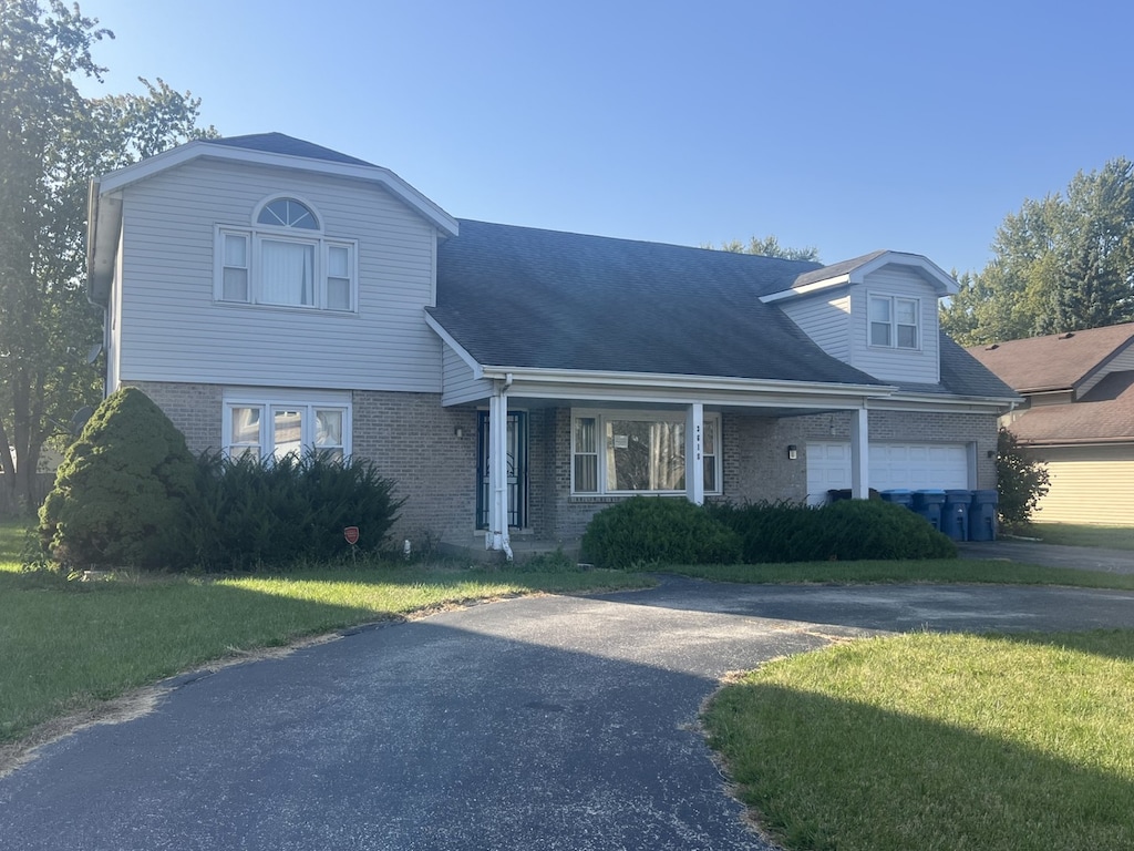 view of front facade featuring a front lawn and a garage