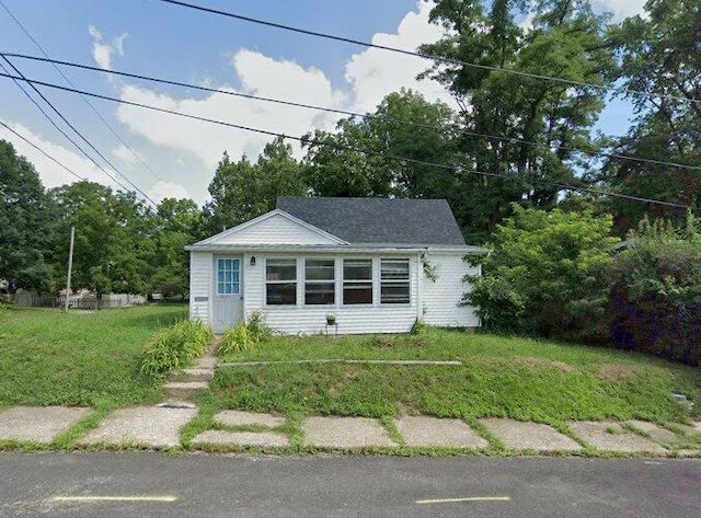 view of front facade featuring a front lawn