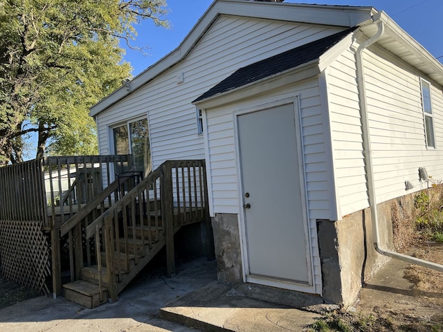 property entrance featuring a deck