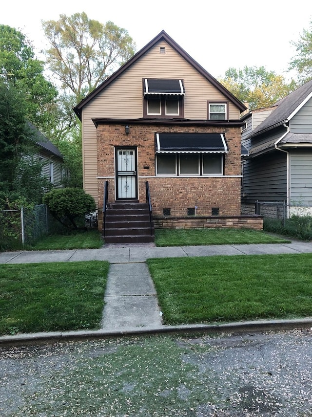 view of front of property featuring a front lawn