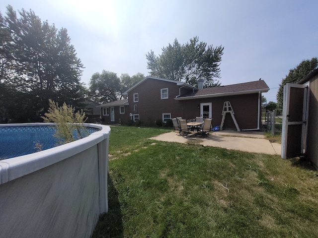 view of yard featuring a patio area