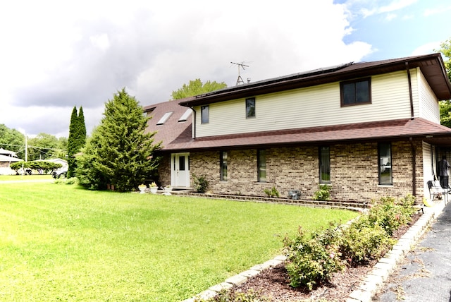 view of front facade with a front lawn