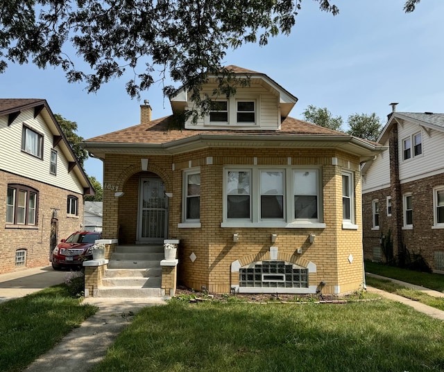 view of front of home featuring a front yard