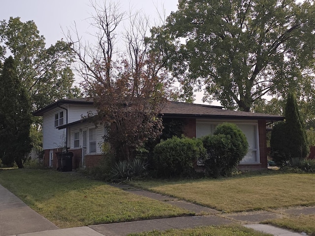 view of front of home featuring a front lawn