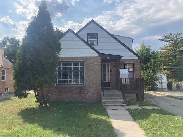 bungalow-style house featuring a front lawn