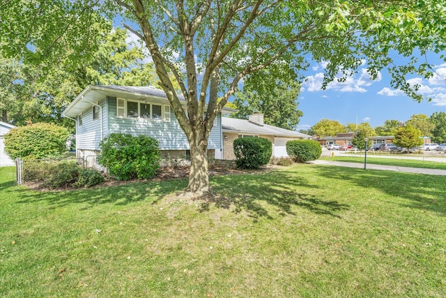 view of front facade with a front yard