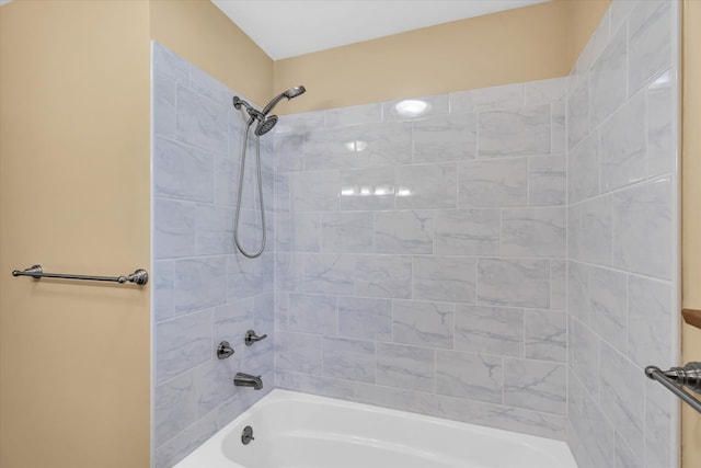 bathroom with tiled shower / bath