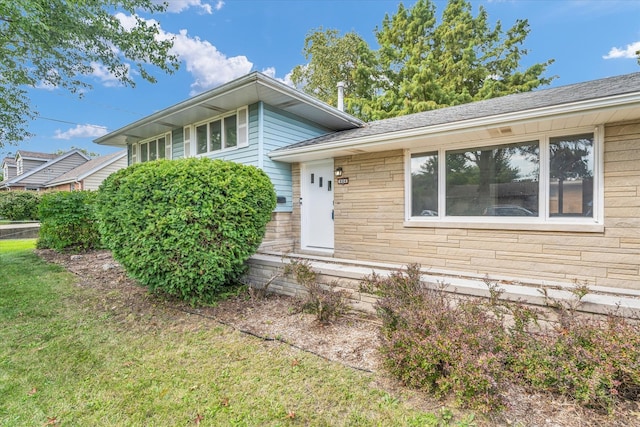 split level home featuring a front yard