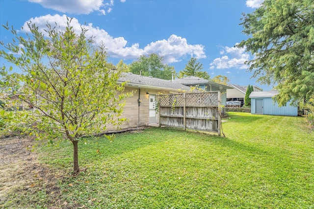 view of yard featuring a storage shed