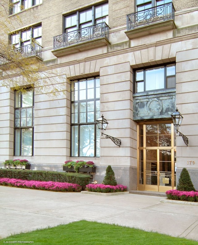 entrance to property featuring a balcony