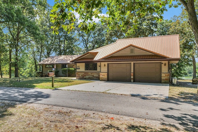 view of front of home featuring a front yard and a garage