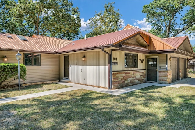 ranch-style house with a front lawn