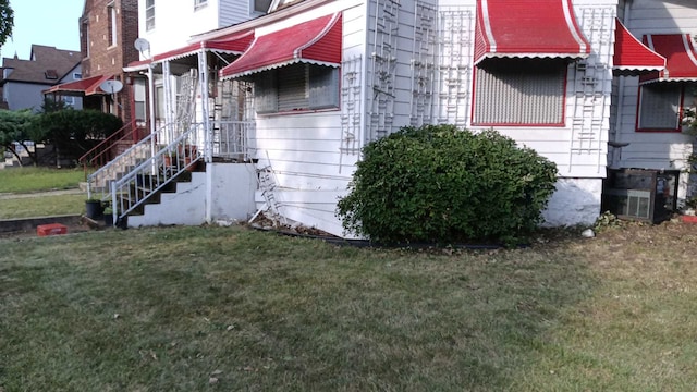 view of side of property featuring a lawn