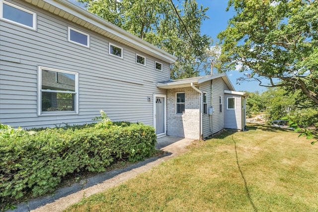 entrance to property featuring a yard