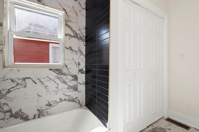 bathroom with tiled shower / bath combo