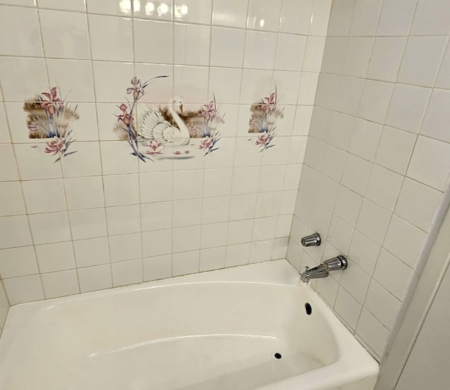 bathroom with tiled shower / bath