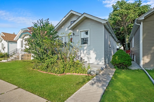 view of front of property featuring a front lawn