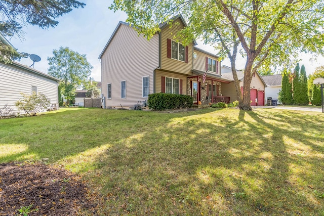 view of front of property featuring a front lawn