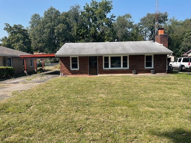 single story home featuring a front yard