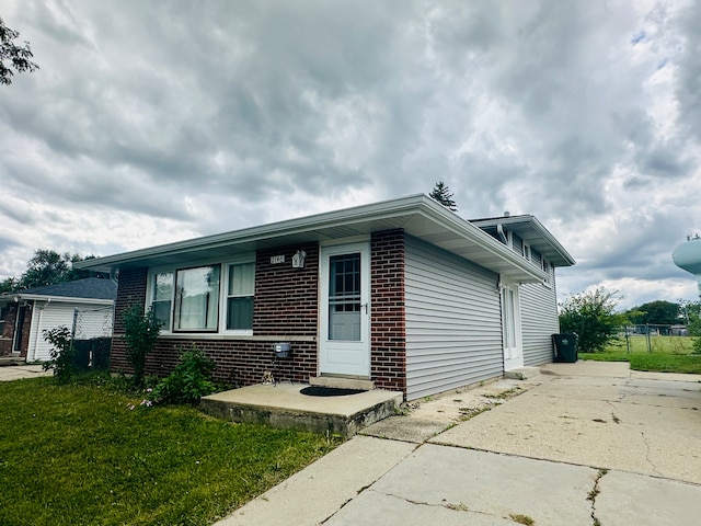 view of front of property with a front yard