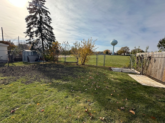 view of yard with a storage unit