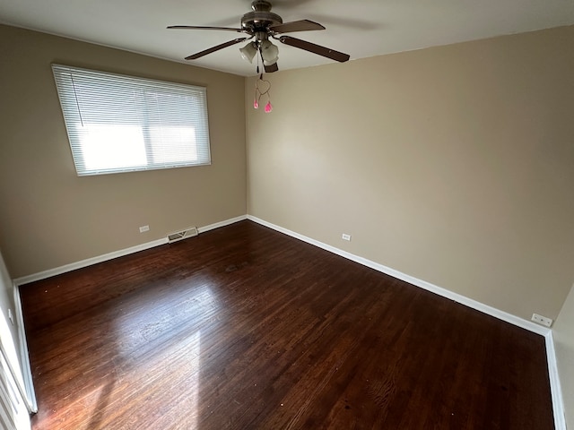 unfurnished room with dark wood-type flooring and ceiling fan