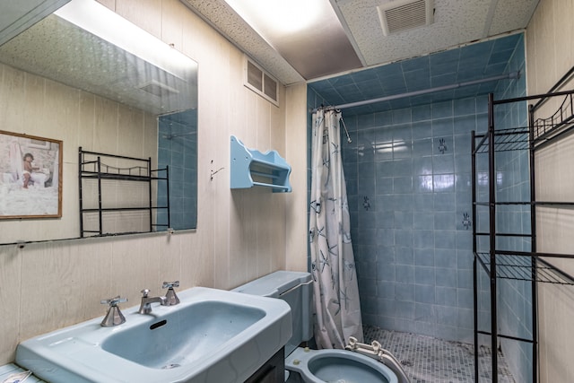 bathroom with toilet, a shower with curtain, and sink