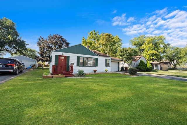 view of front facade featuring a front yard and a garage