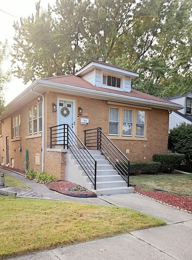 view of front facade featuring a front yard