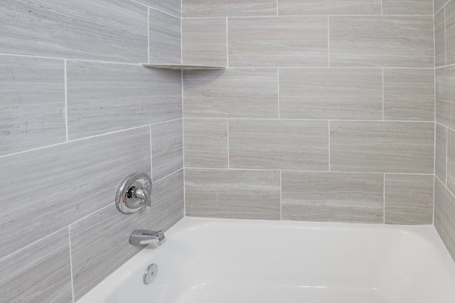 bathroom featuring tiled shower / bath combo