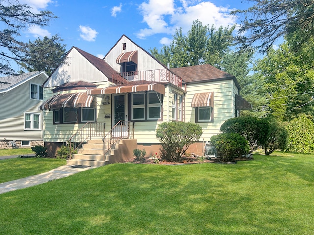 view of front of property featuring roof with shingles and a front lawn