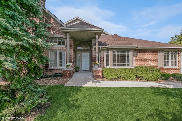 view of front of home with a front lawn