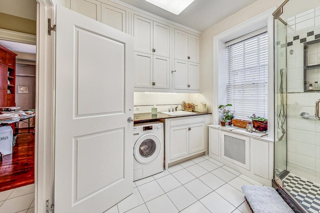 laundry area with washer / clothes dryer, sink, and light tile patterned floors