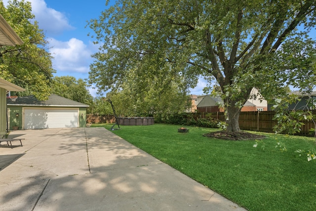 view of yard featuring an outdoor fire pit