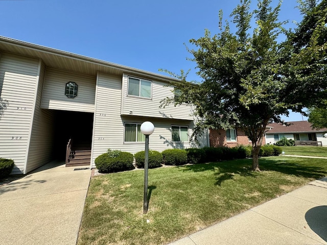 view of front of house featuring a front yard