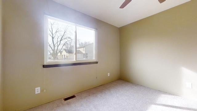 unfurnished room with carpet flooring and ceiling fan