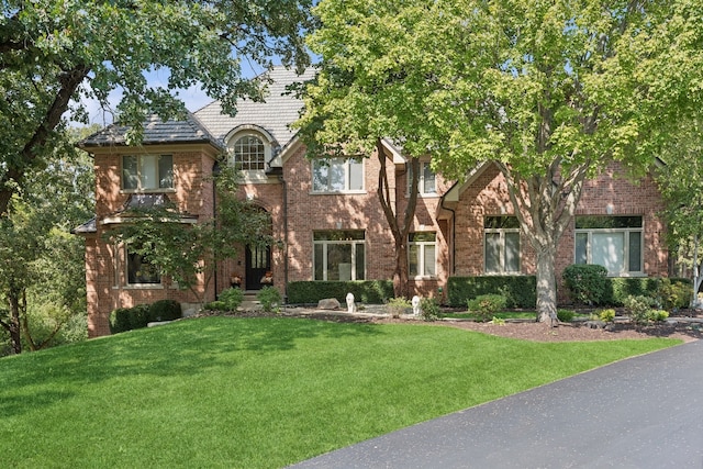 view of front of home featuring a front yard