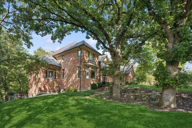 view of front of home featuring a front yard