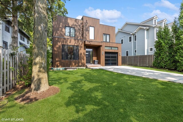 view of front facade featuring a front yard, fence, and driveway