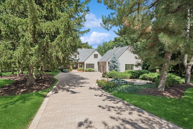 view of front of property featuring a garage and a front yard