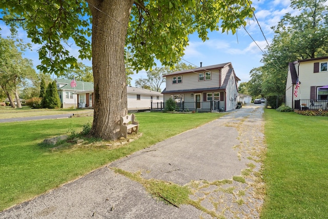 view of front of property featuring a front yard