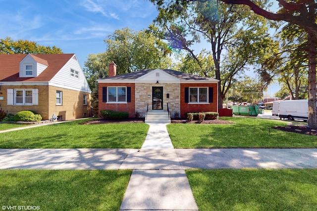 view of front of house featuring a front lawn