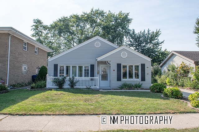 view of front of property featuring a front yard